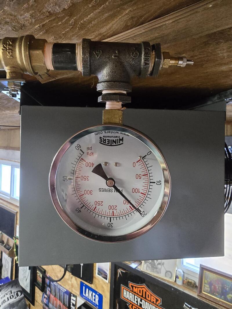 Wall-mounted garage heater with gas connection